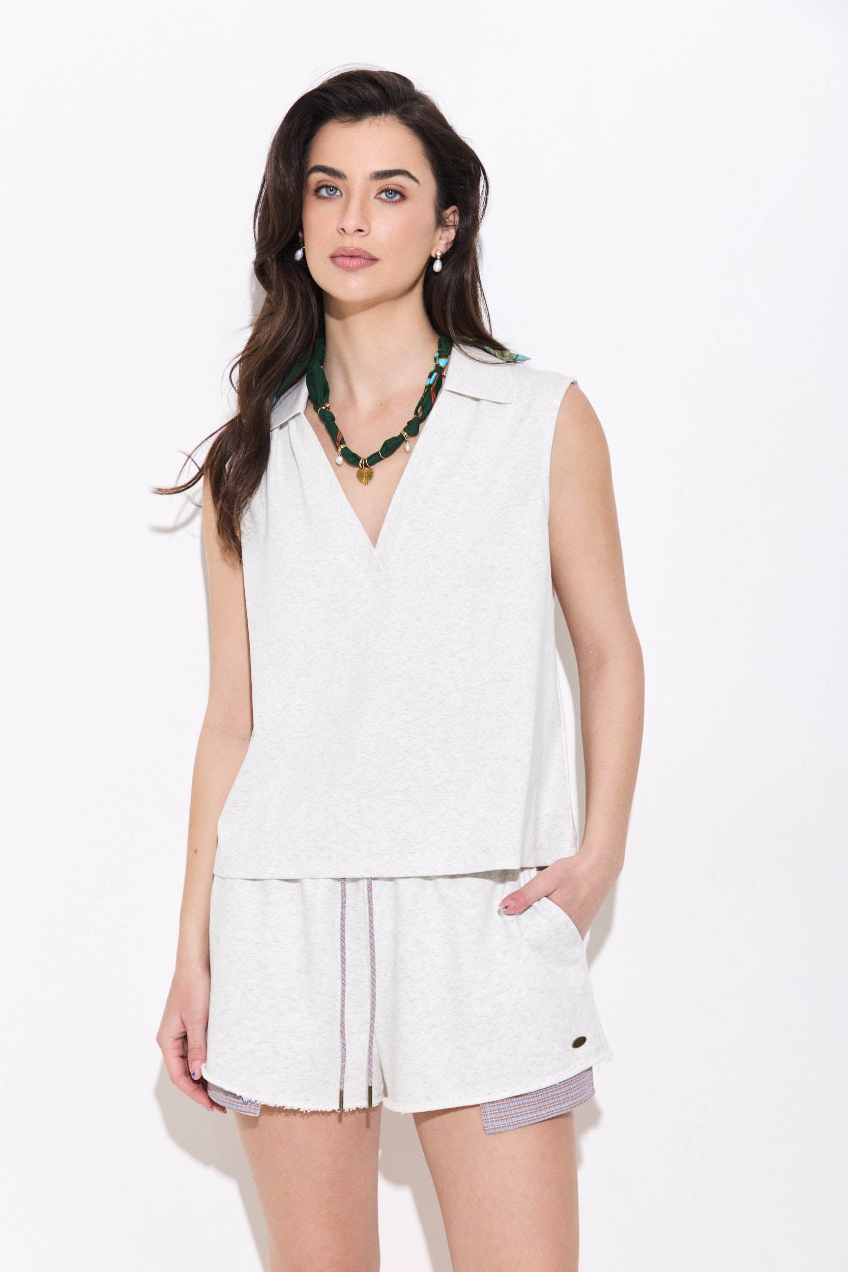SLEEVLESS SHIRT V NECKLINE