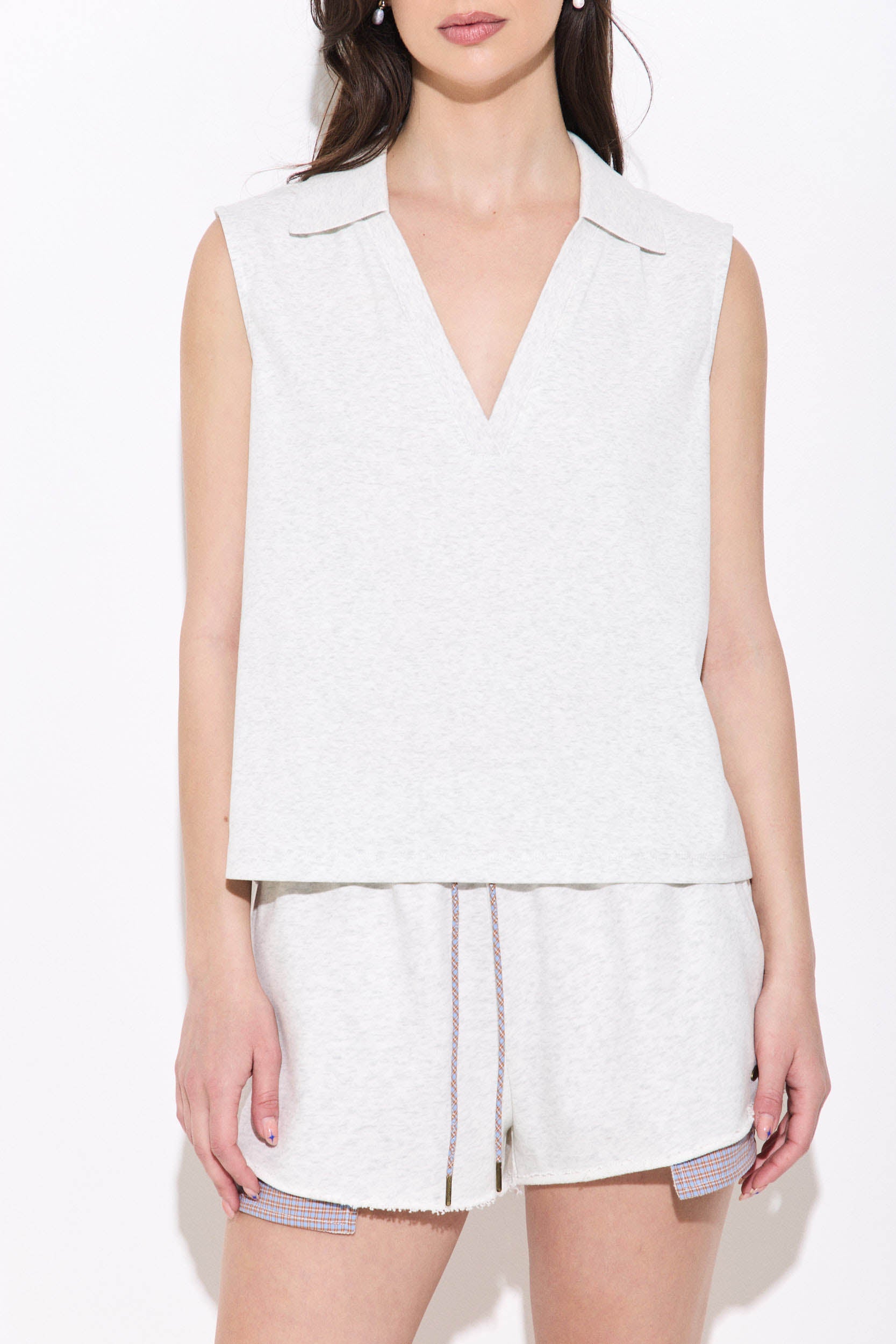 SLEEVLESS SHIRT V NECKLINE