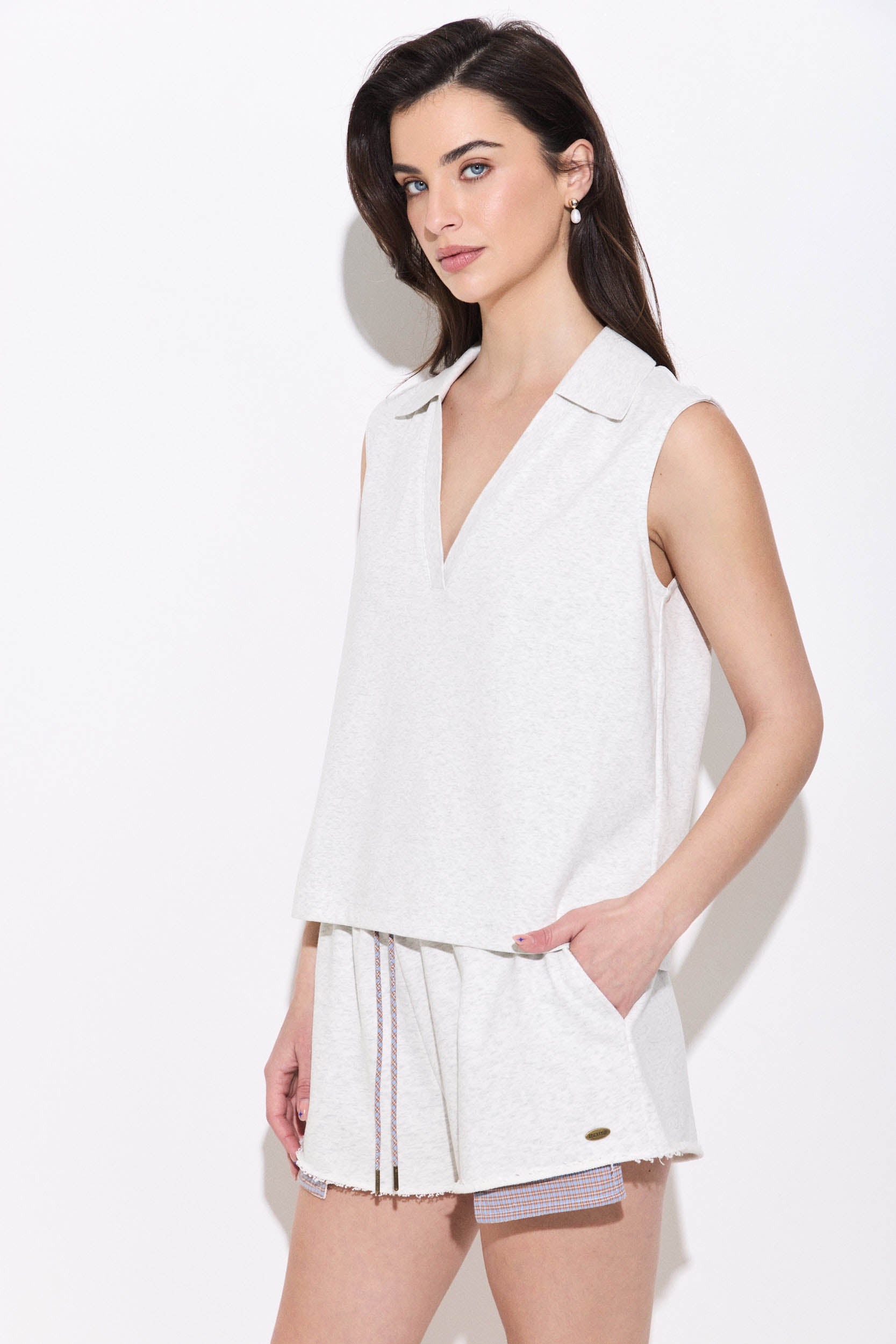 SLEEVLESS SHIRT V NECKLINE