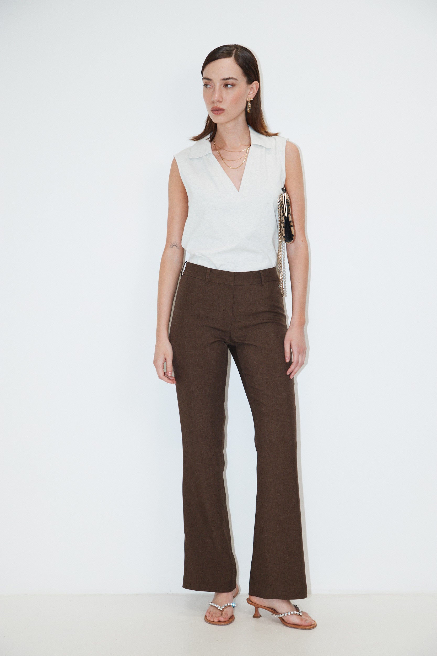 SLEEVLESS SHIRT V NECKLINE