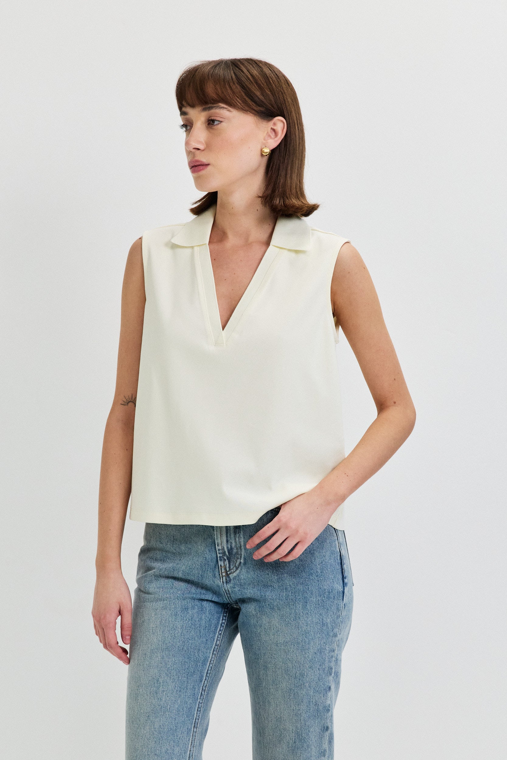 SLEEVLESS SHIRT V NECKLINE
