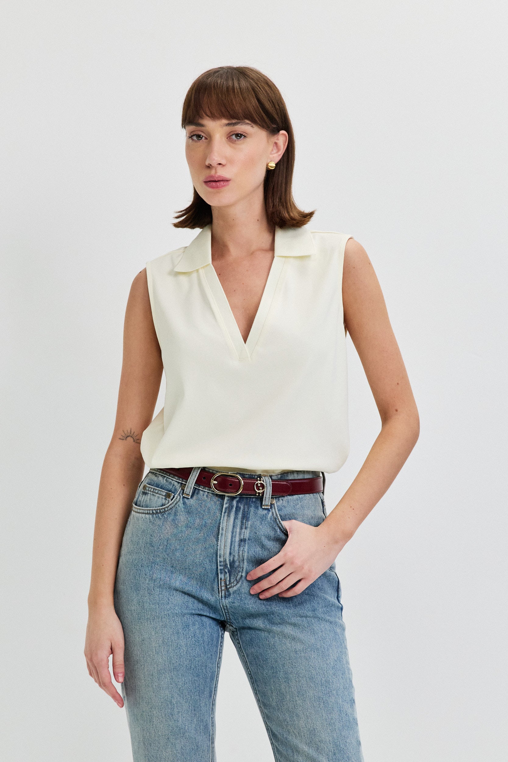 SLEEVLESS SHIRT V NECKLINE