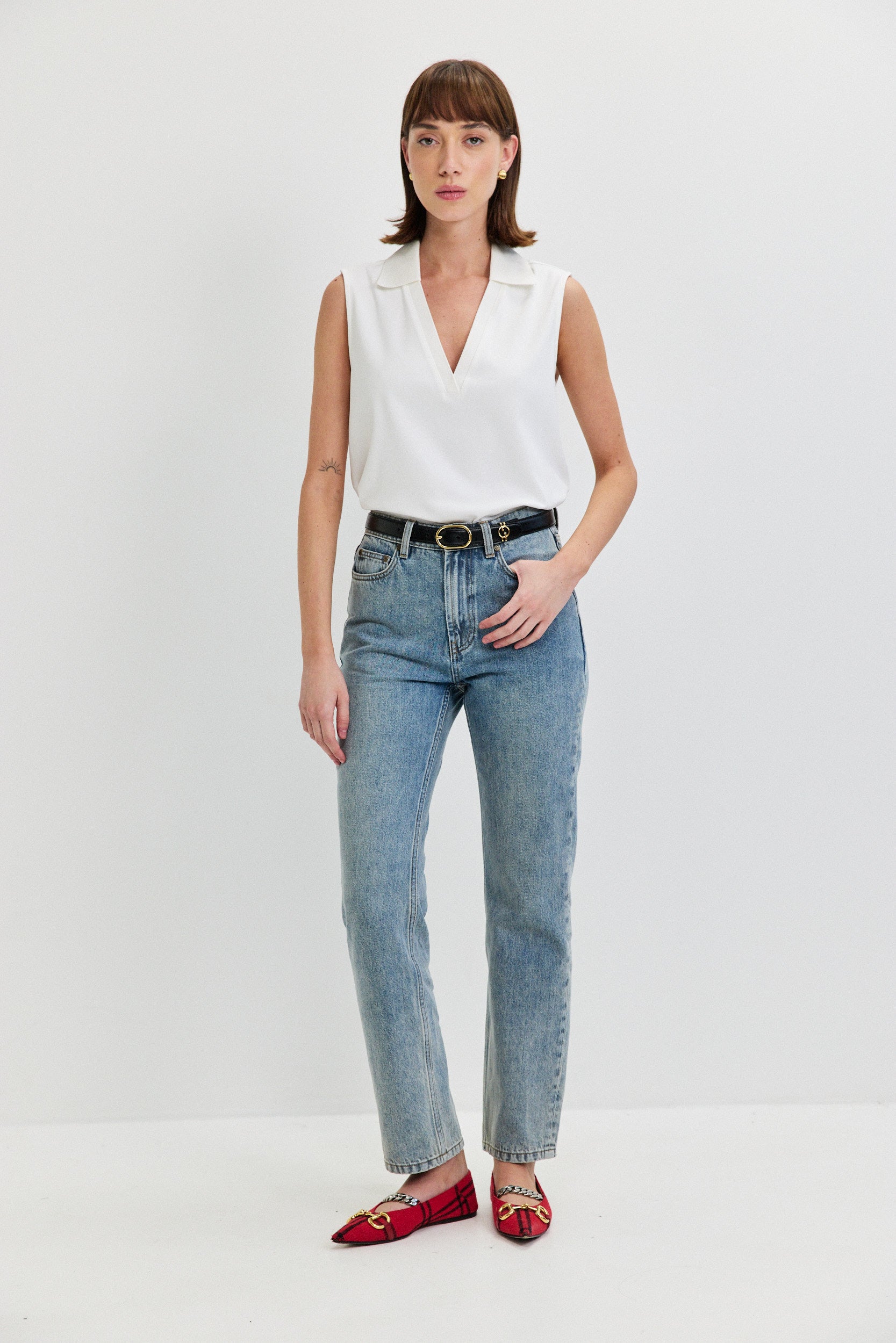 SLEEVLESS SHIRT V NECKLINE