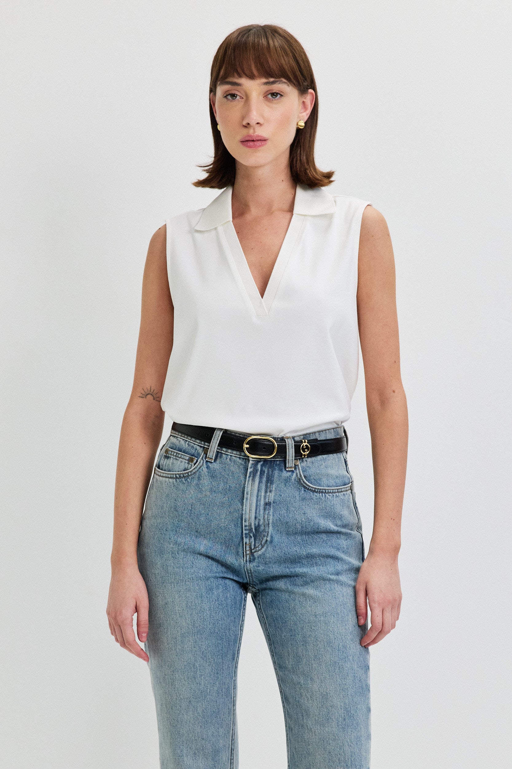 SLEEVLESS SHIRT V NECKLINE