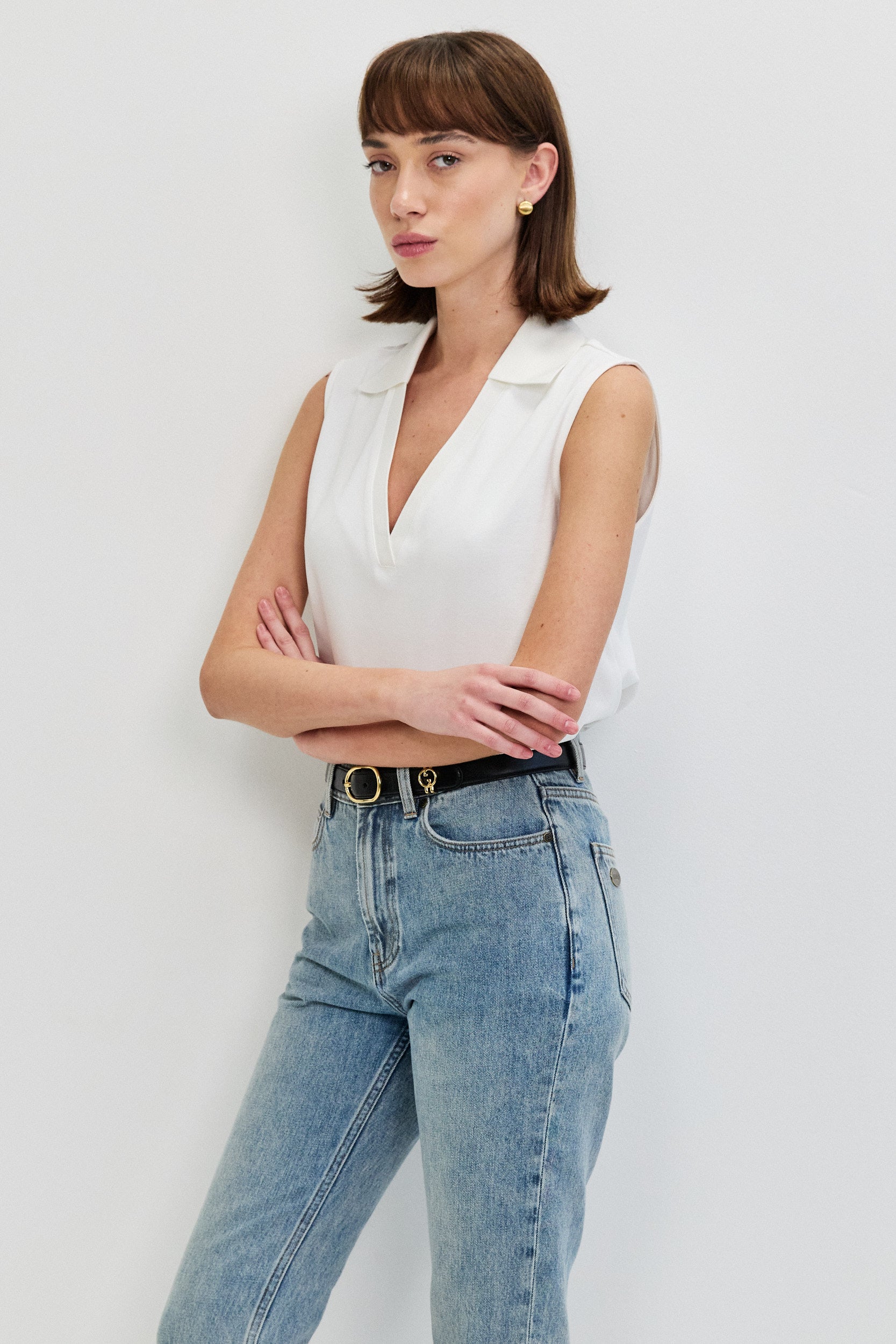 SLEEVLESS SHIRT V NECKLINE