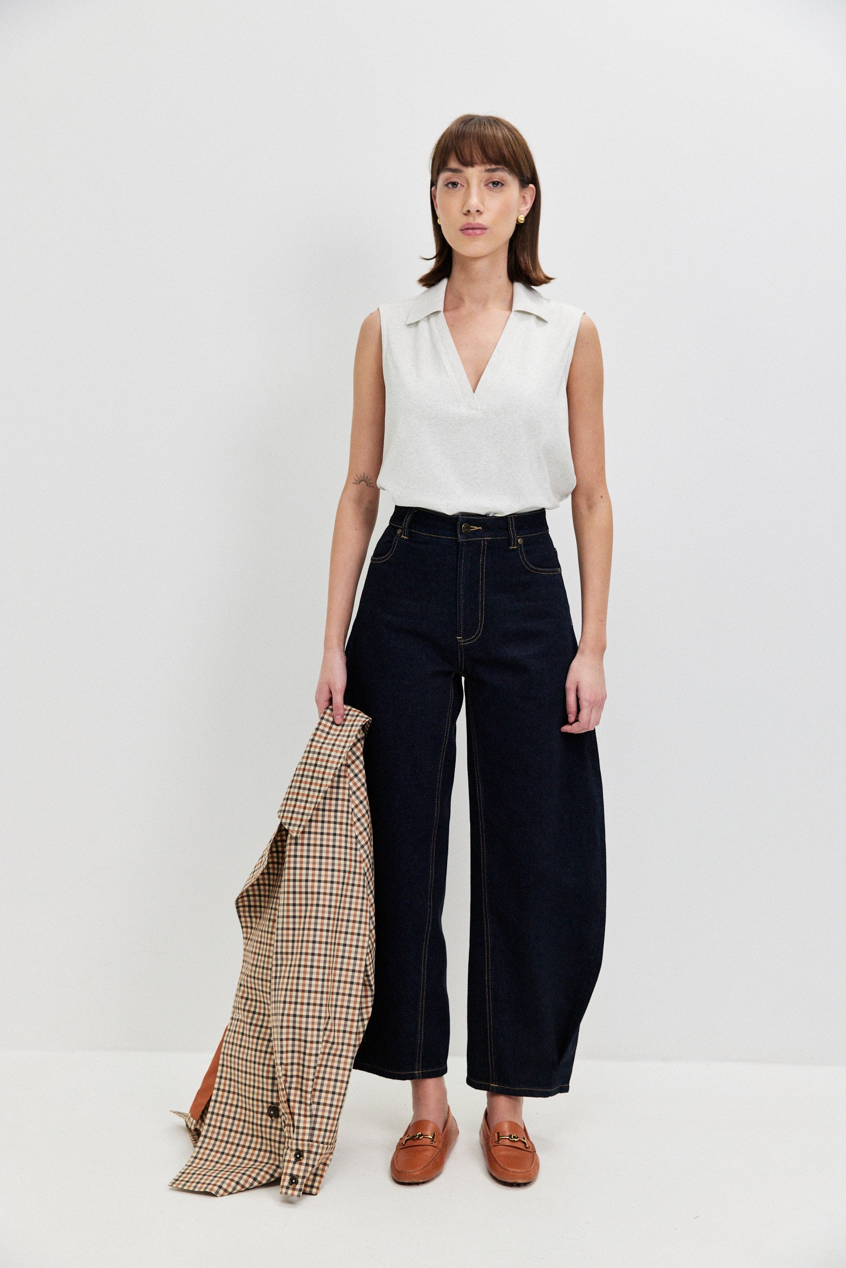 SLEEVLESS SHIRT V NECKLINE