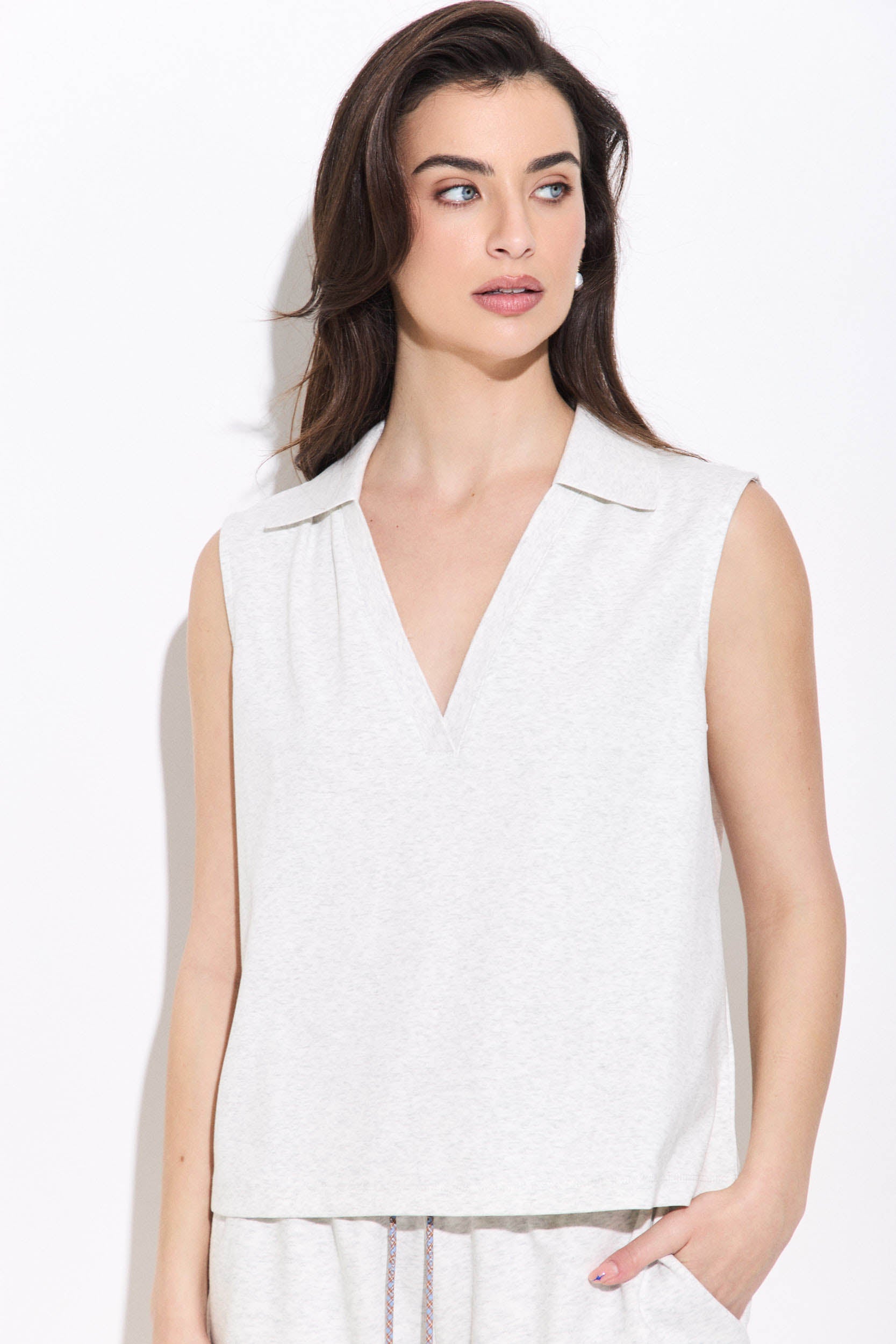 SLEEVLESS SHIRT V NECKLINE