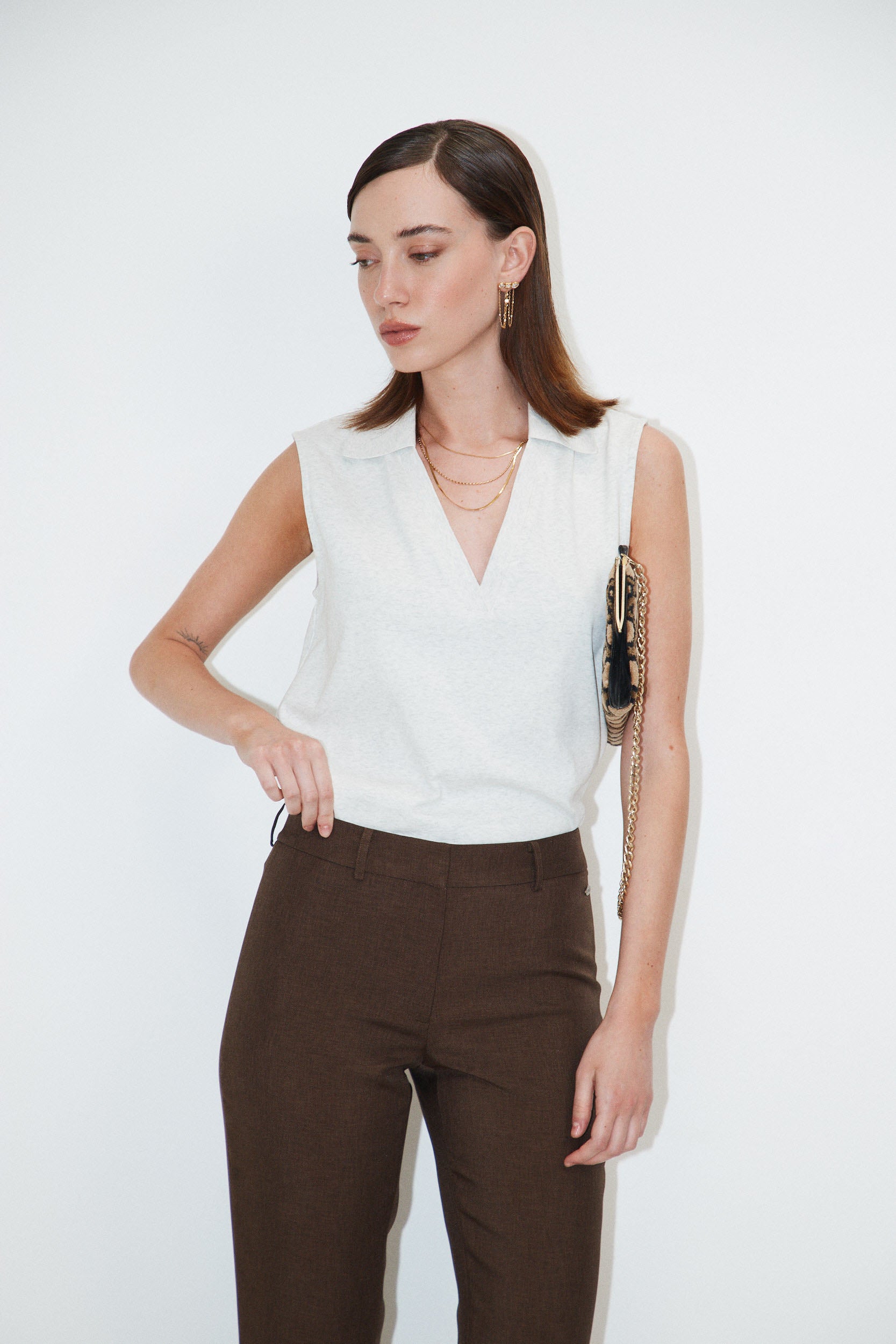 SLEEVLESS SHIRT V NECKLINE