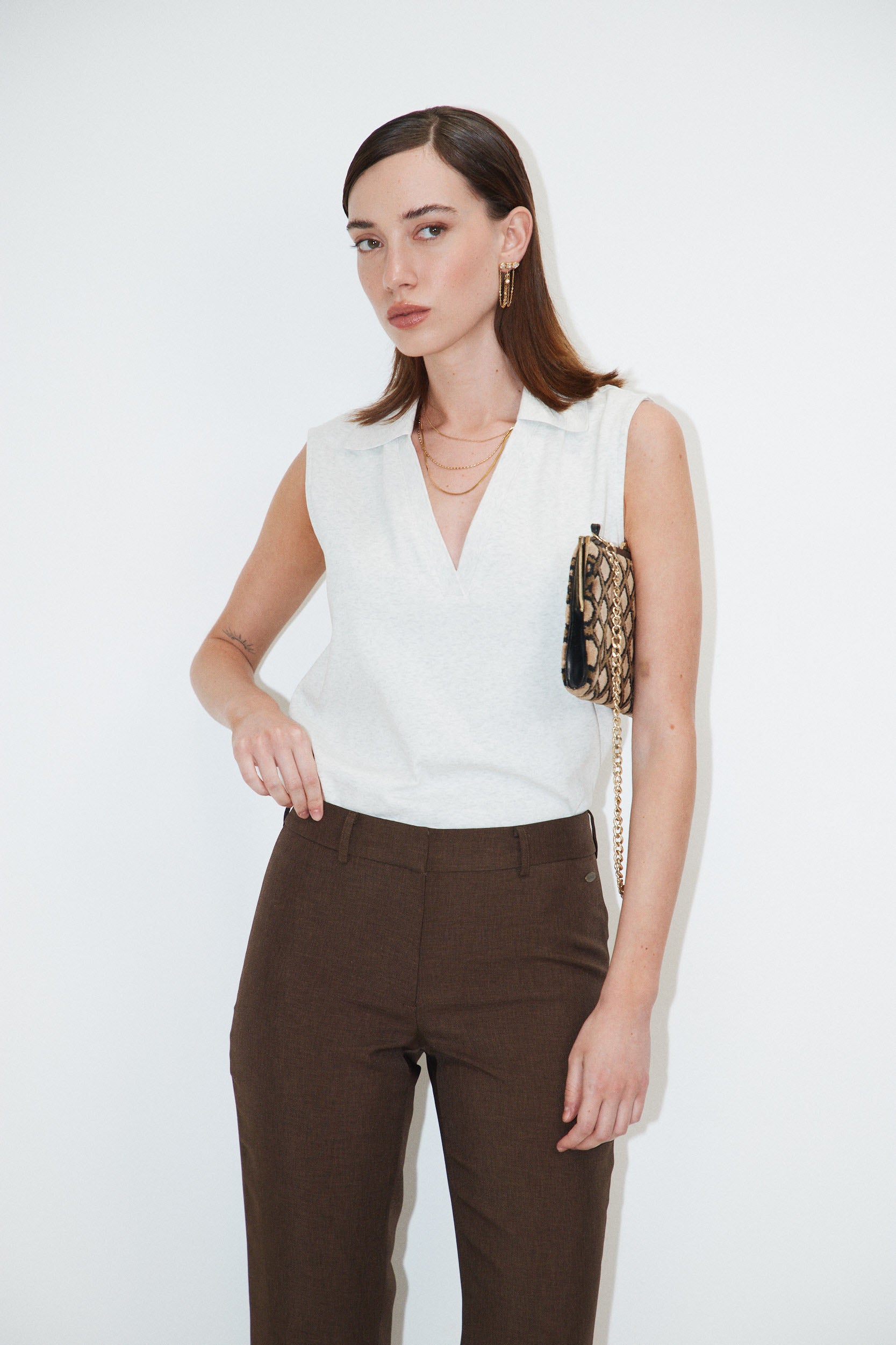 SLEEVLESS SHIRT V NECKLINE