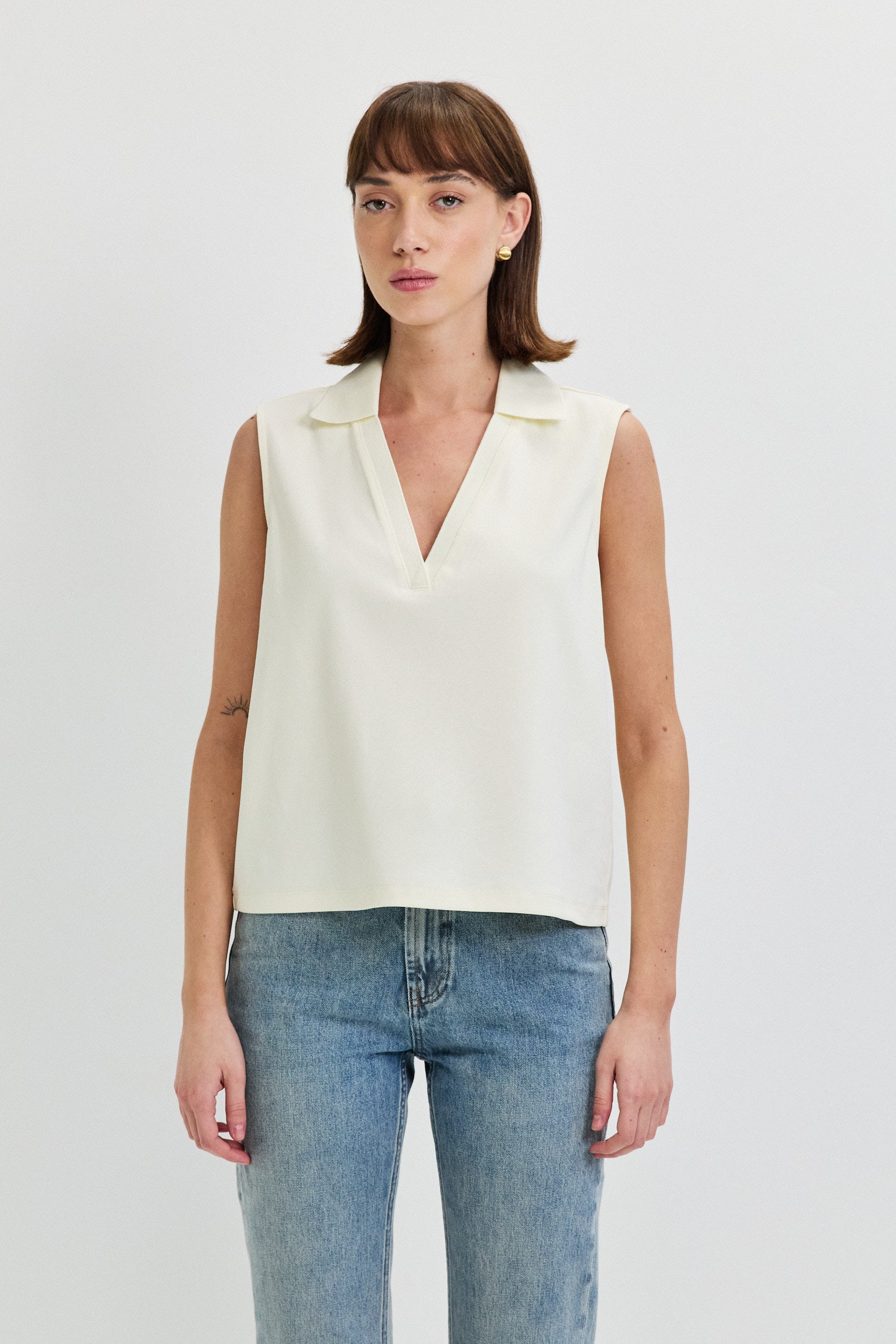 SLEEVLESS SHIRT V NECKLINE