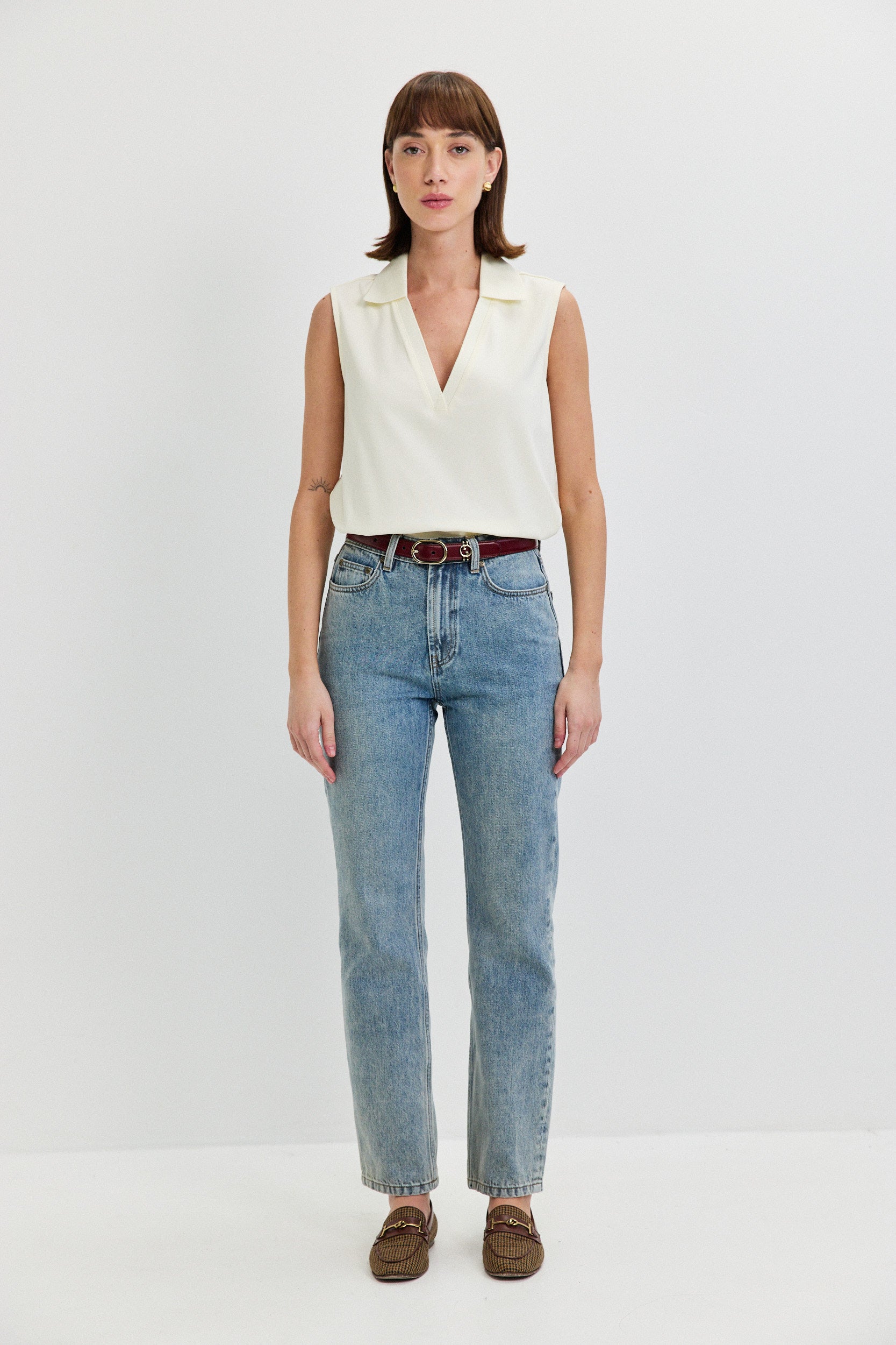SLEEVLESS SHIRT V NECKLINE