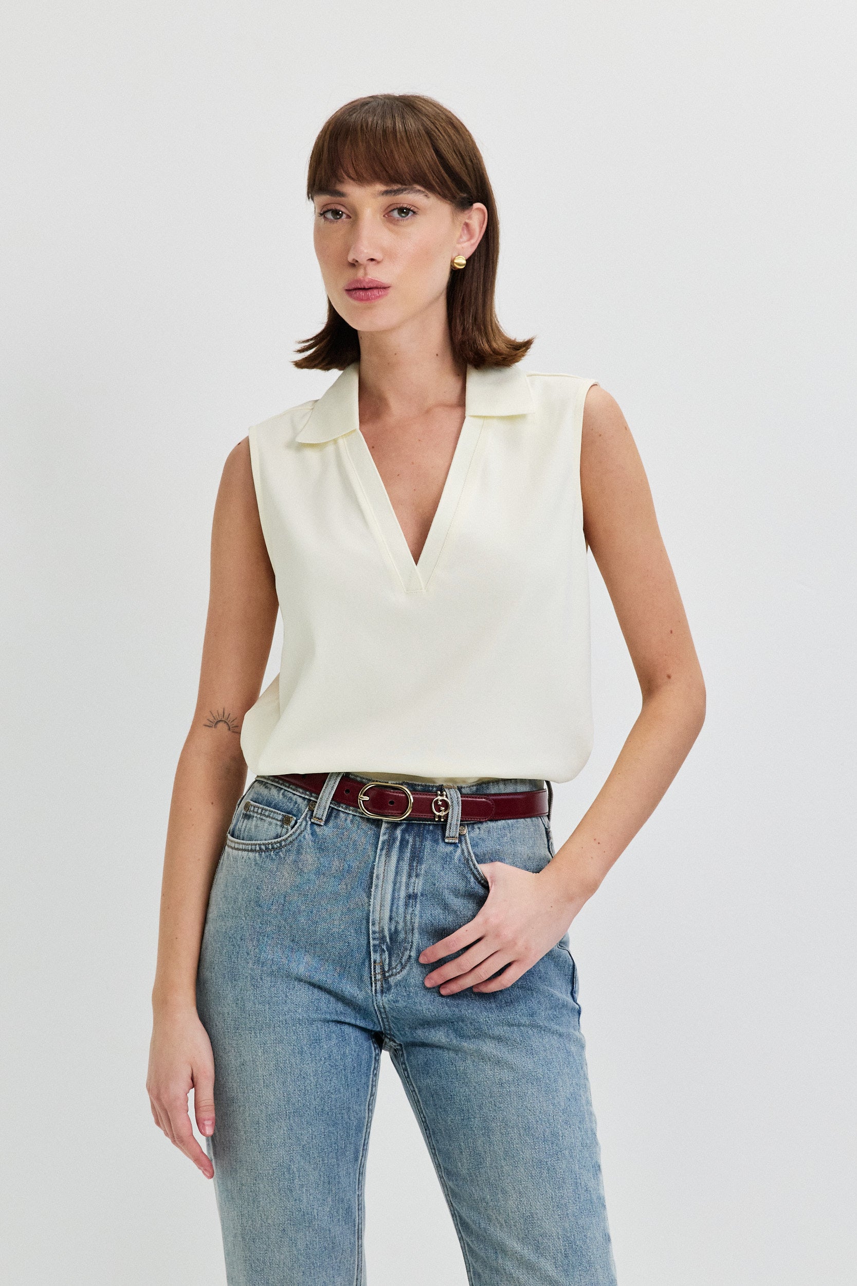 SLEEVLESS SHIRT V NECKLINE