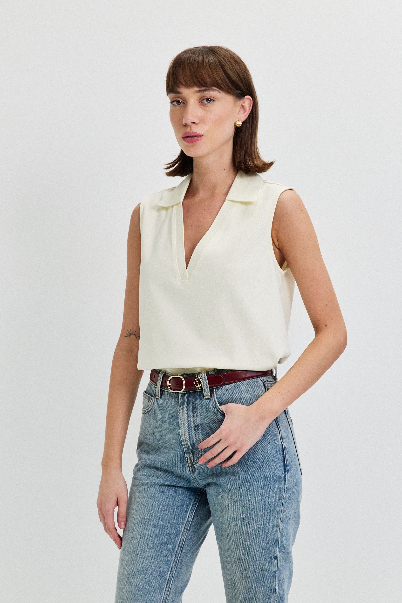 SLEEVLESS SHIRT V NECKLINE