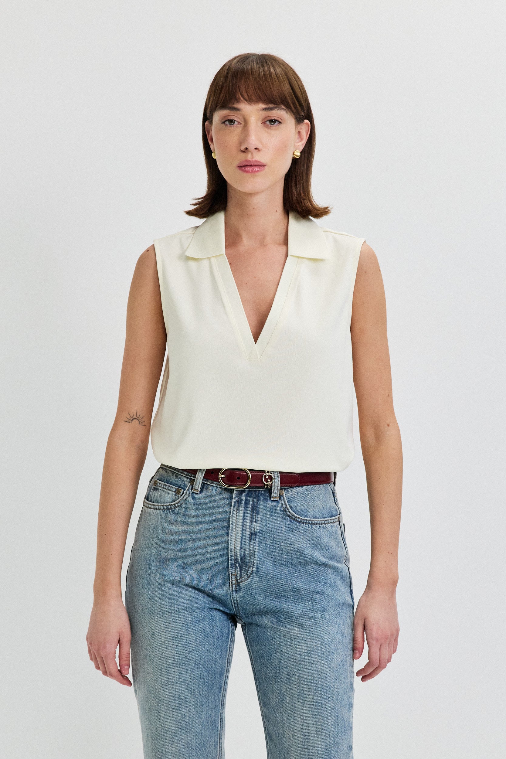 SLEEVLESS SHIRT V NECKLINE