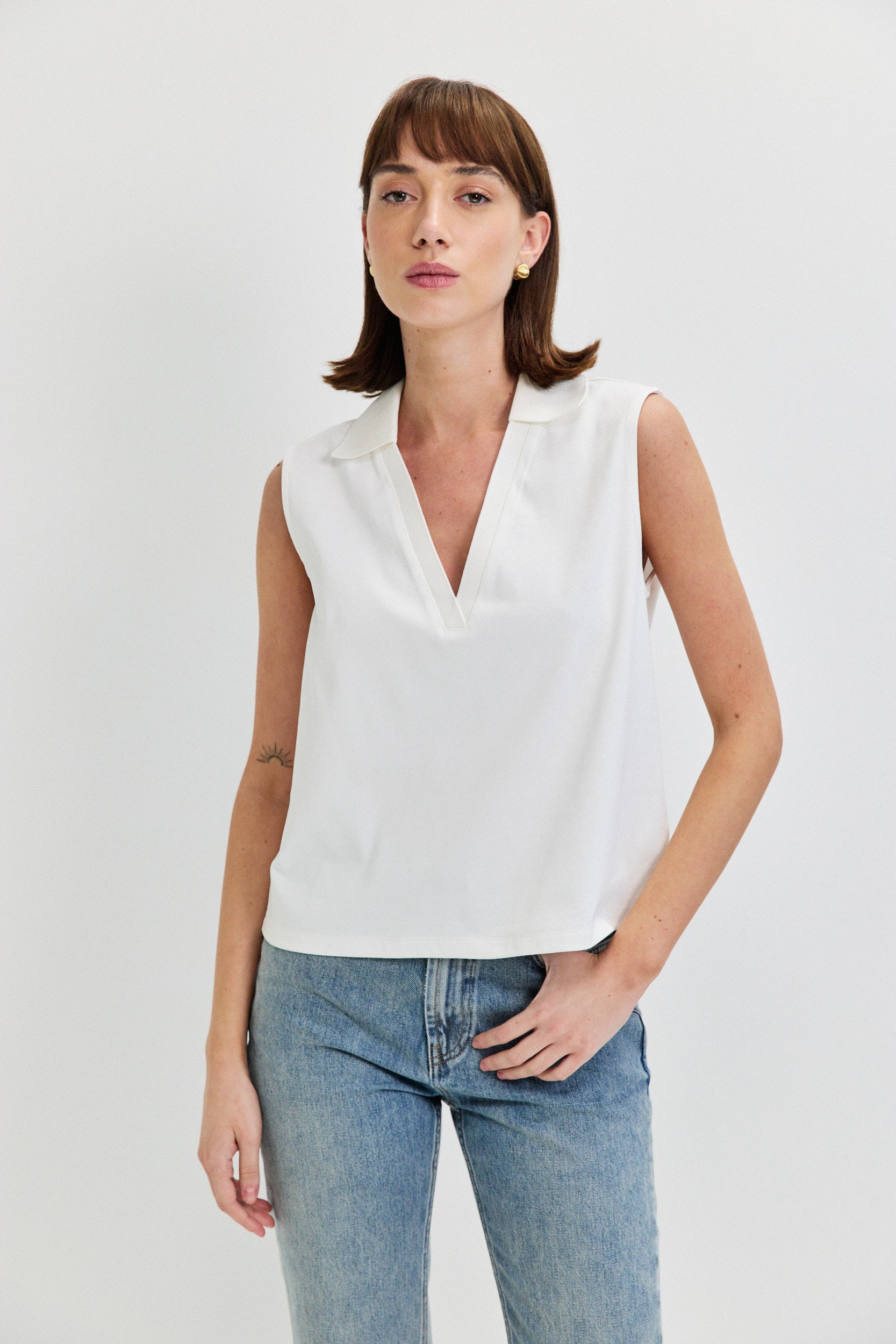 SLEEVLESS SHIRT V NECKLINE