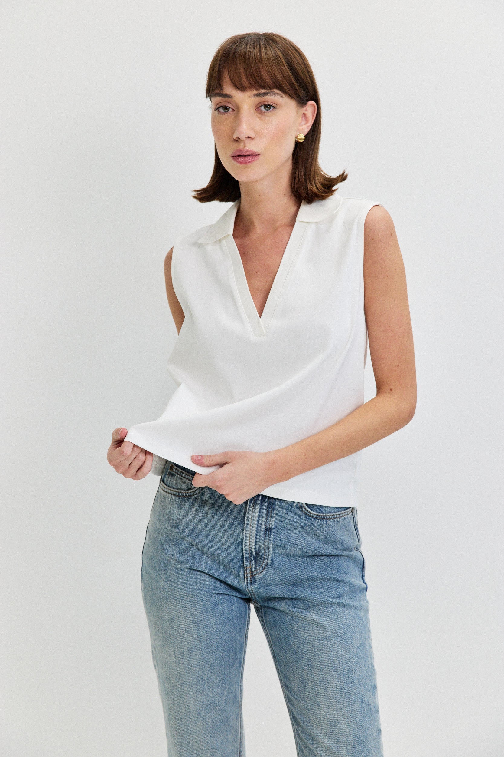SLEEVLESS SHIRT V NECKLINE