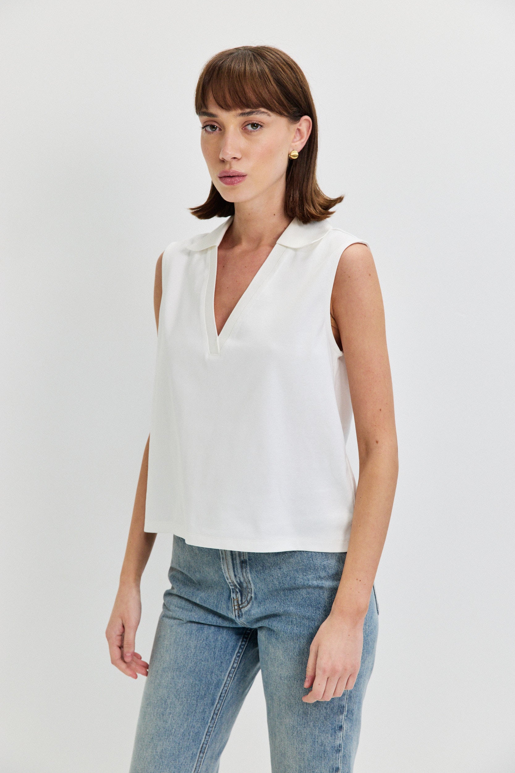 SLEEVLESS SHIRT V NECKLINE