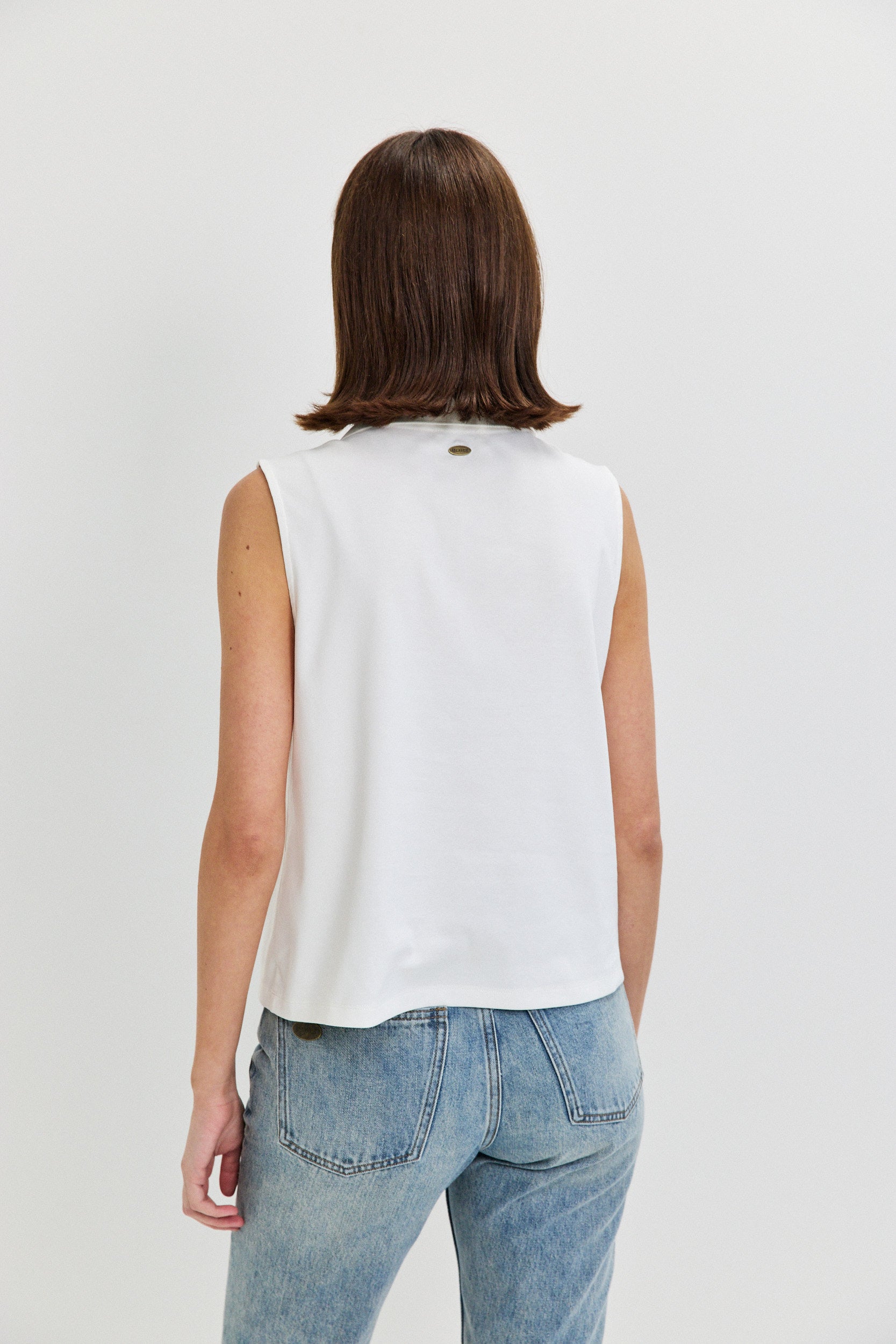SLEEVLESS SHIRT V NECKLINE