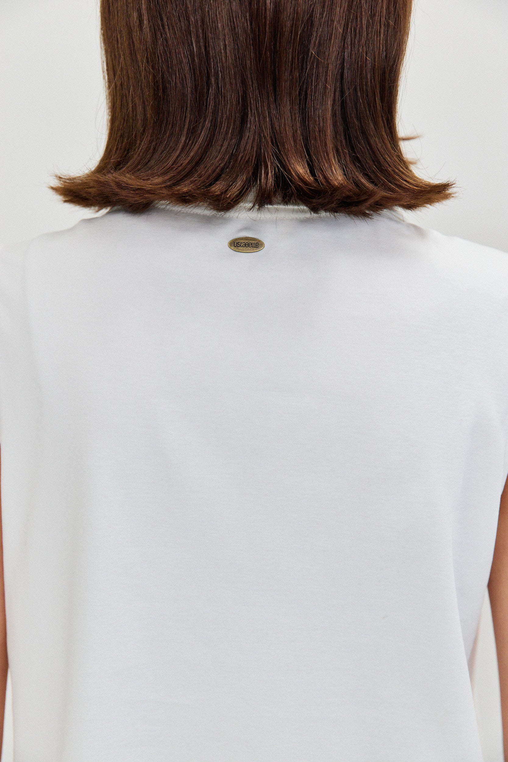 SLEEVLESS SHIRT V NECKLINE