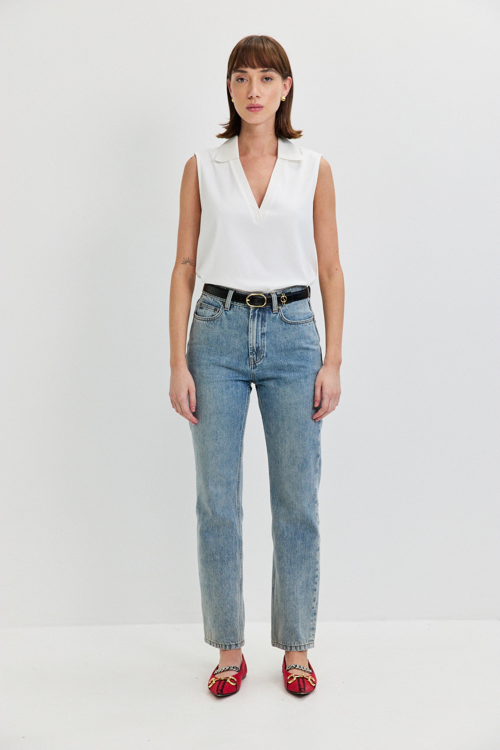 SLEEVLESS SHIRT V NECKLINE