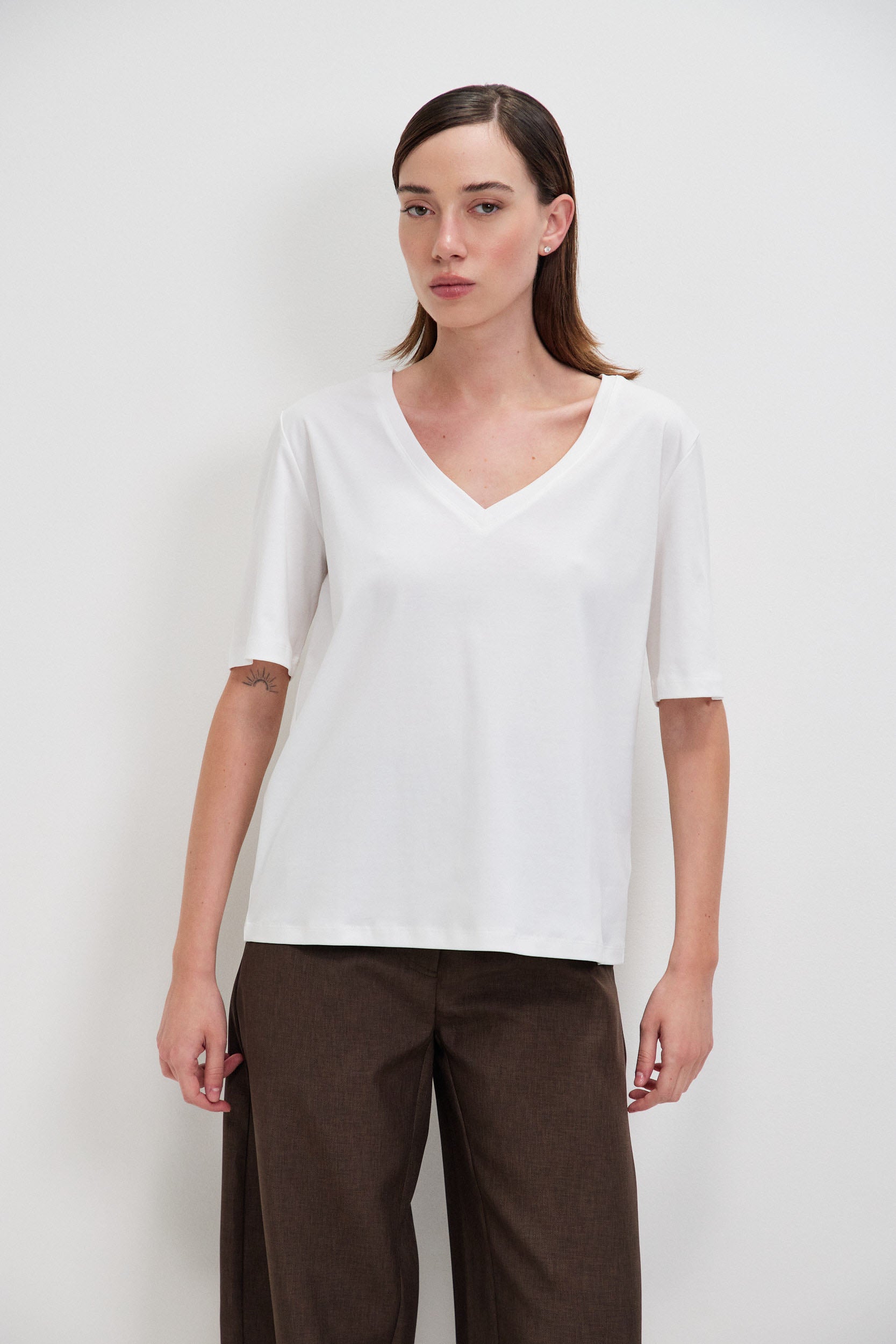 WOMEN V T-SHIRT