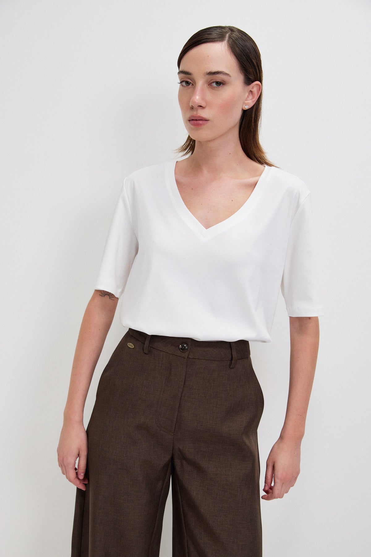 WOMEN V T-SHIRT