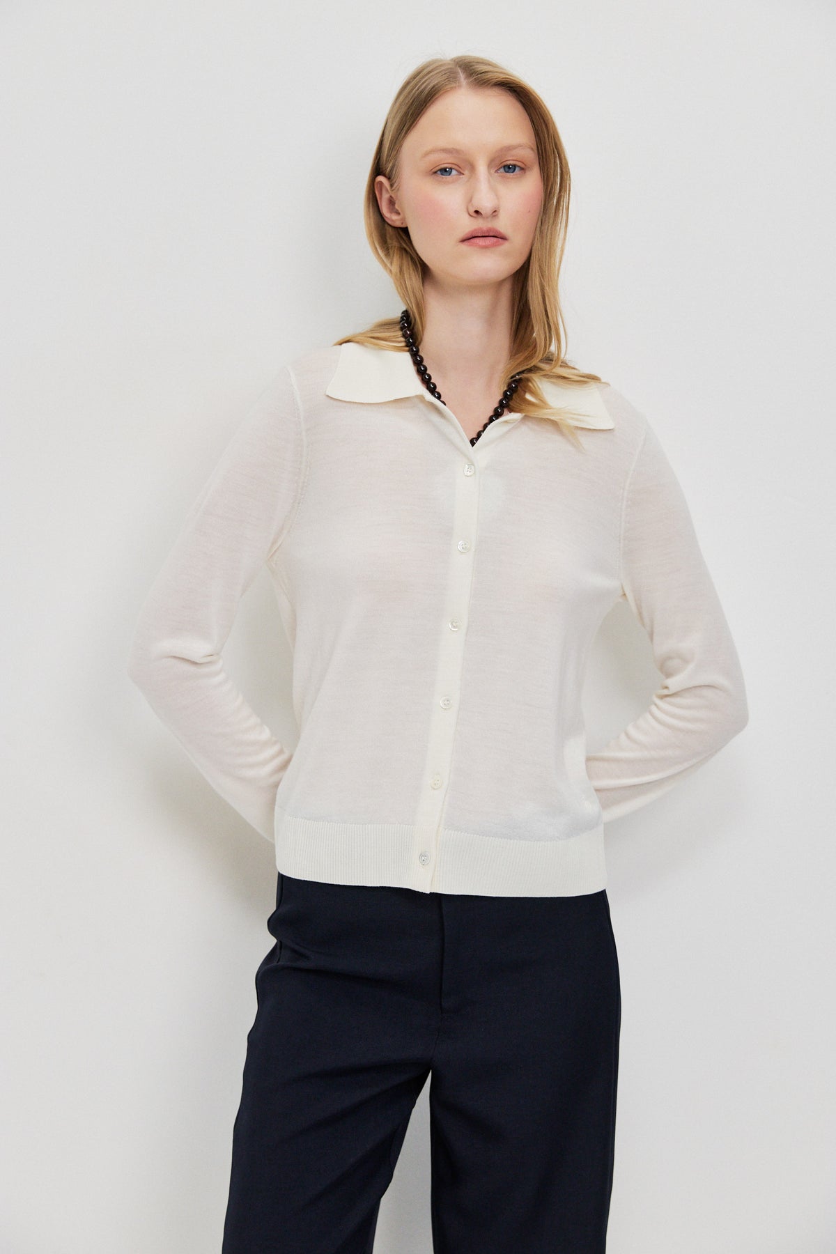 SPREAD COLLAR CARDIGAN