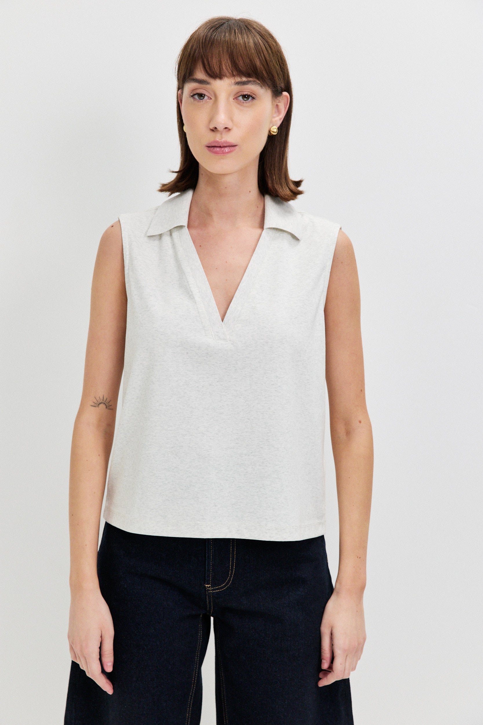 SLEEVLESS SHIRT V NECKLINE