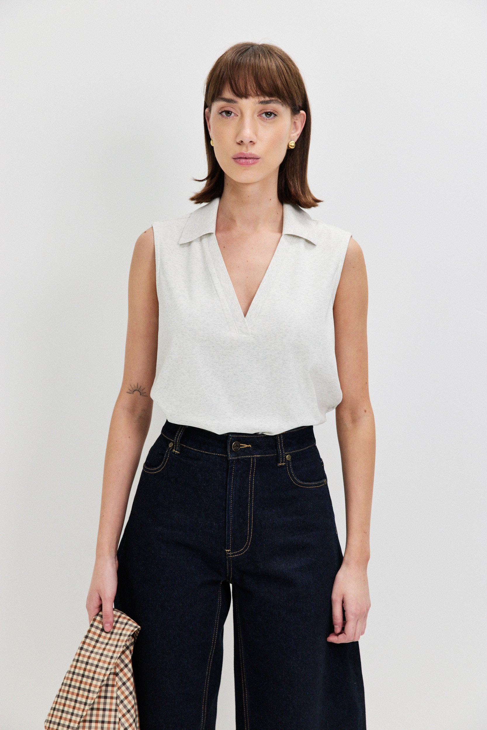 SLEEVLESS SHIRT V NECKLINE