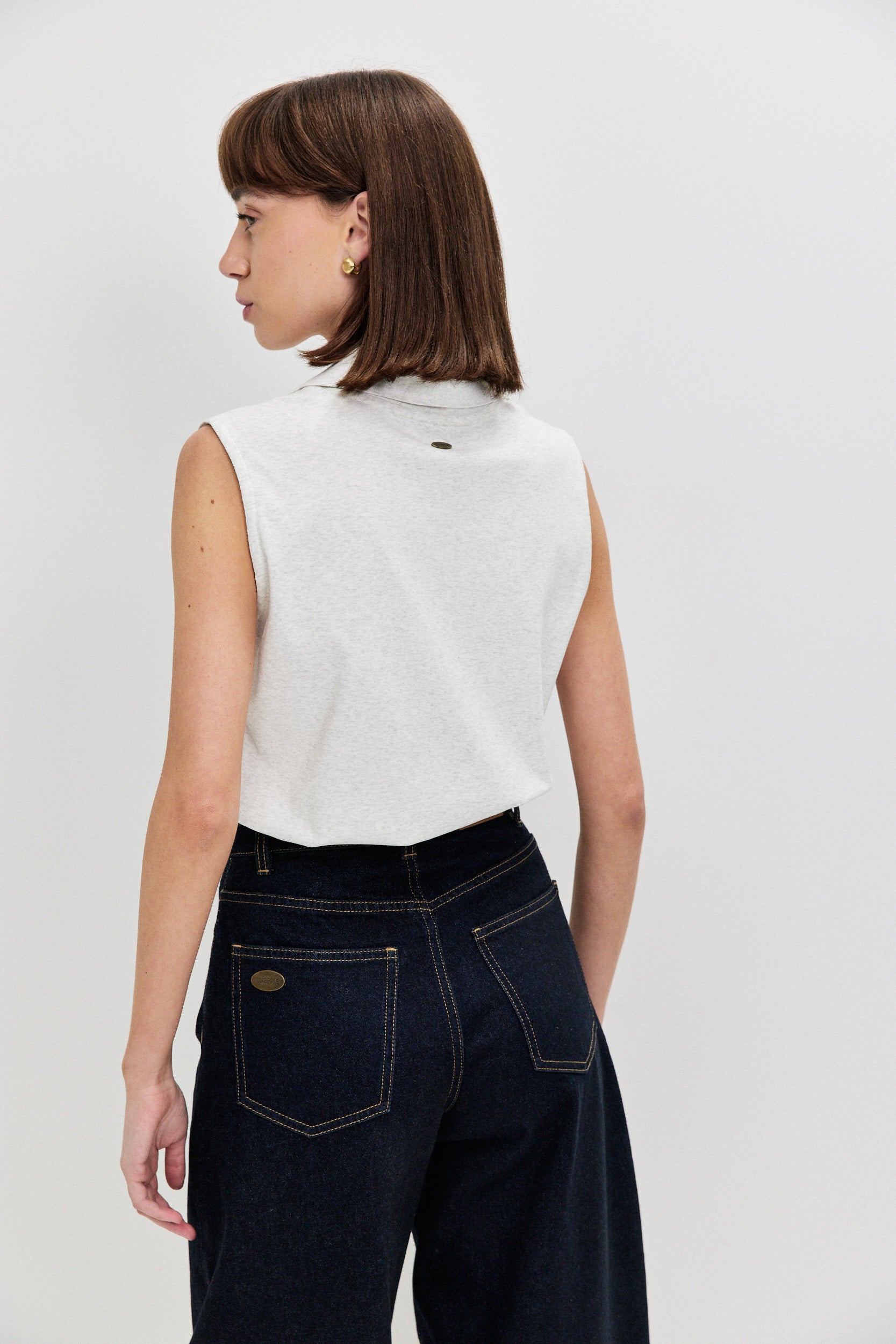 SLEEVLESS SHIRT V NECKLINE