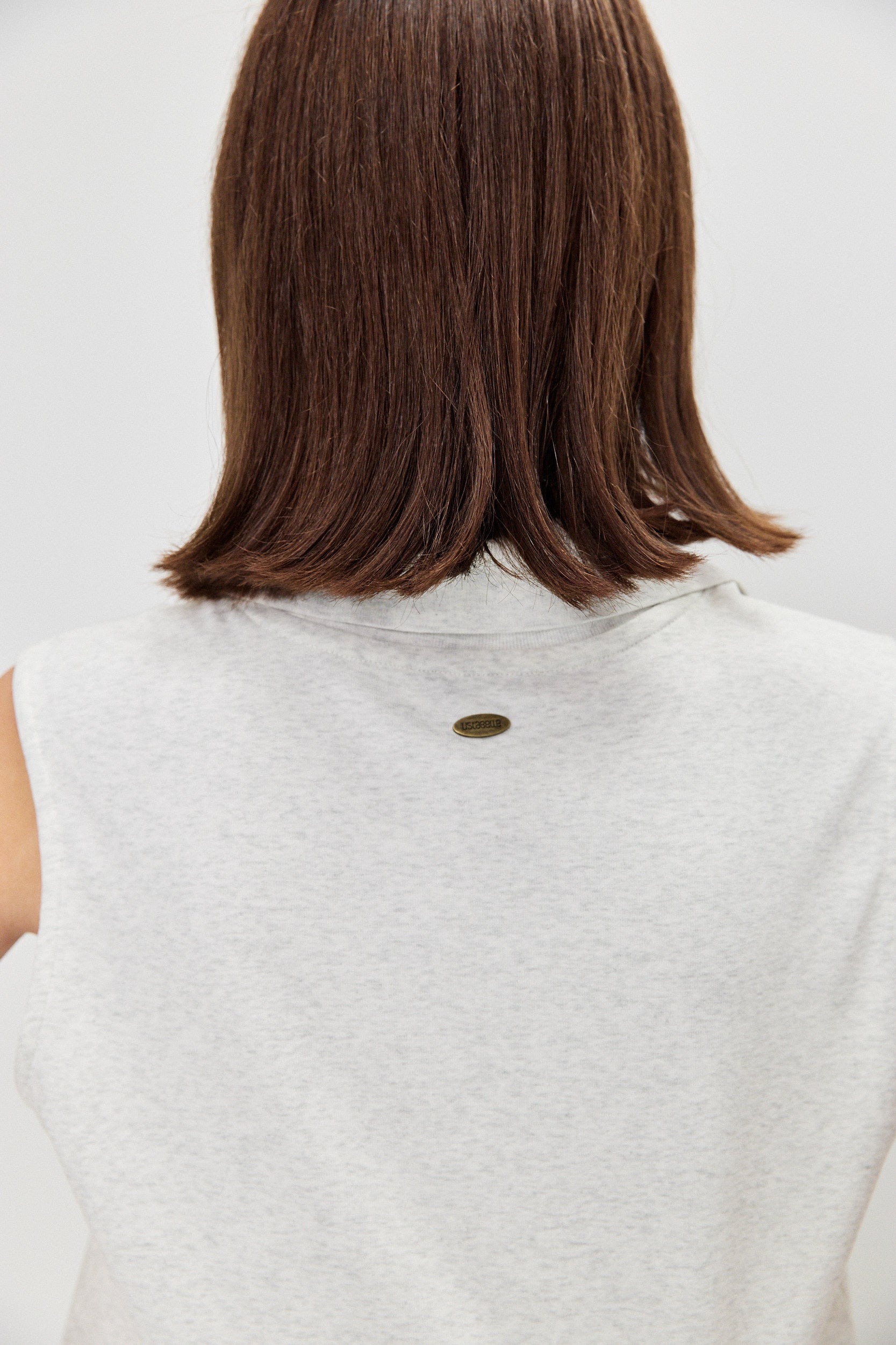 SLEEVLESS SHIRT V NECKLINE