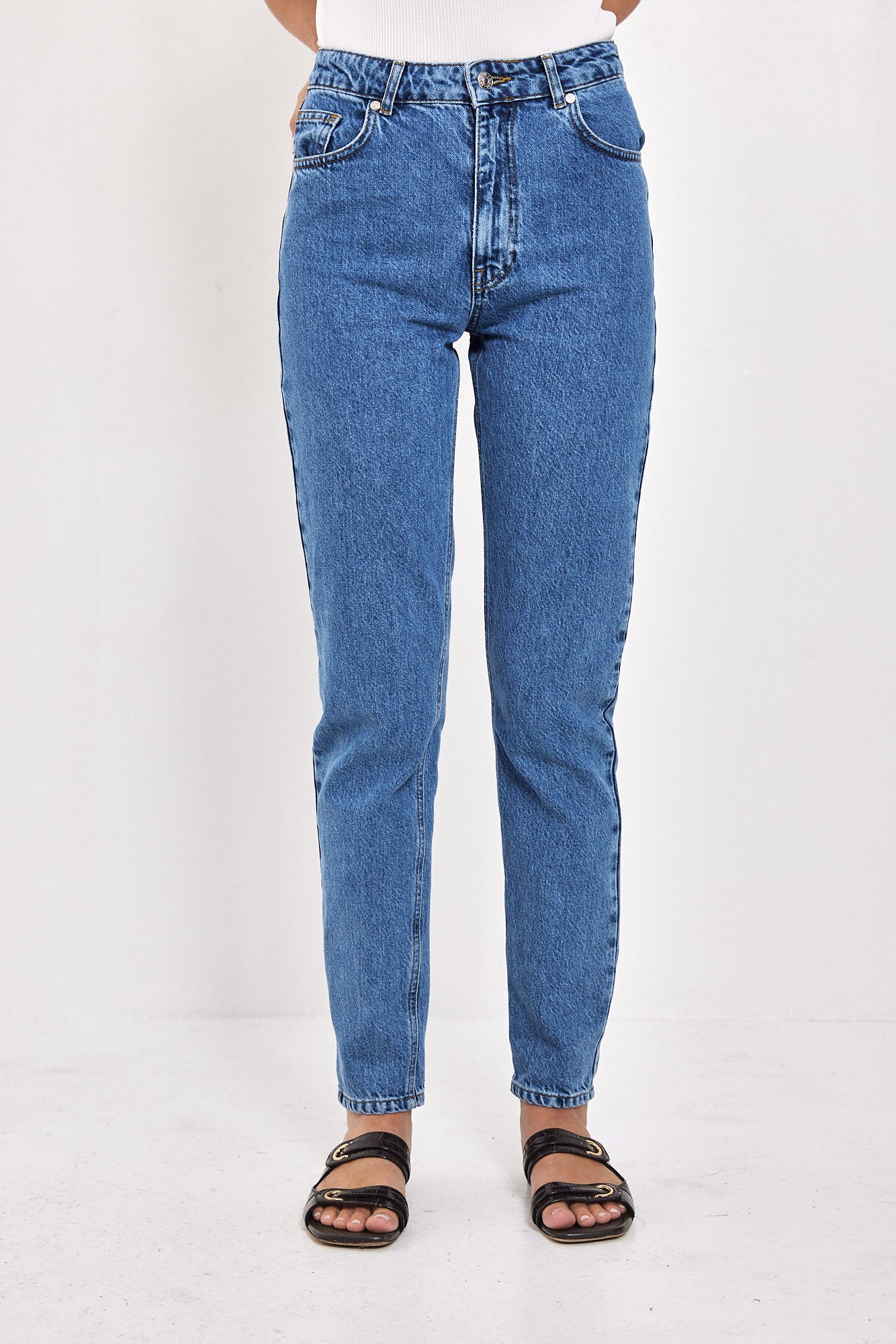 NO 10. MOM JEANS HIGH WAIST