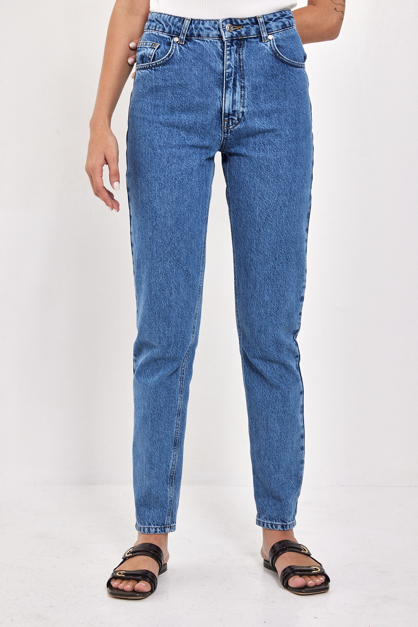 NO 10. MOM JEANS HIGH WAIST