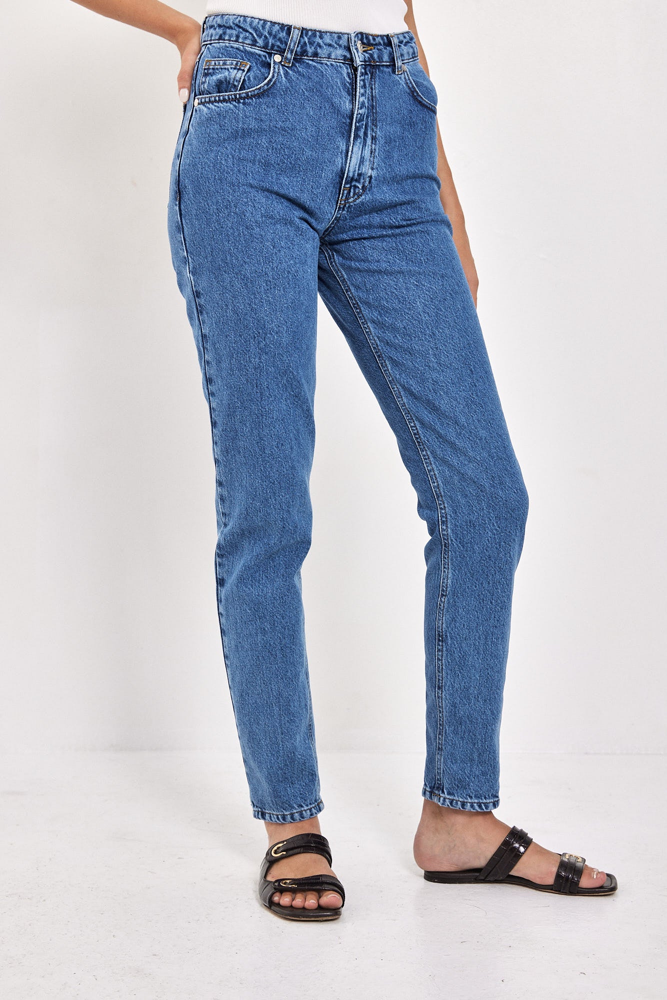 NO 10. MOM JEANS HIGH WAIST