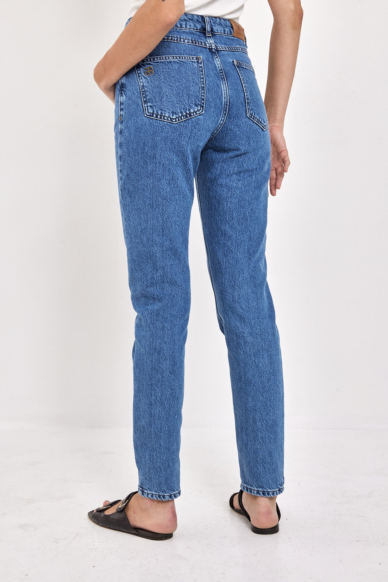 NO 10. MOM JEANS HIGH WAIST