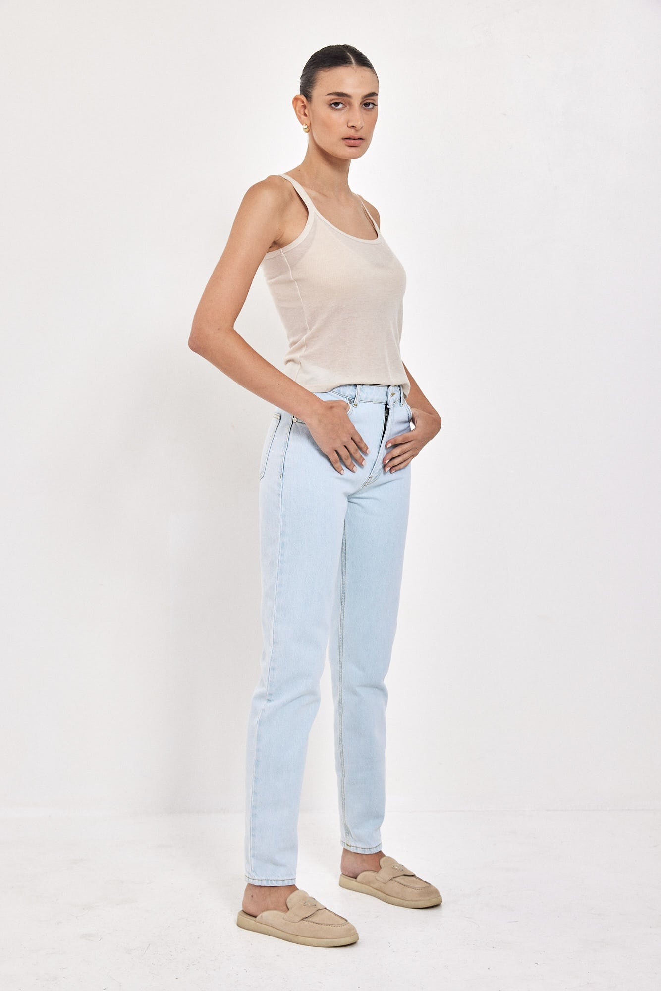 NO 10. MOM JEANS HIGH WAIST